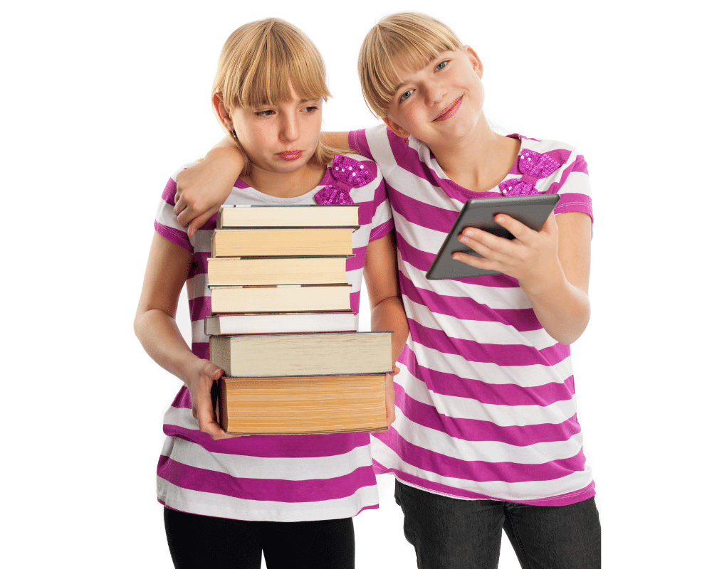 本を沢山持っている女の子とKindle持っている女の子の画像