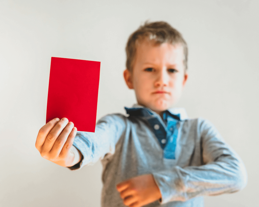 redカードを出している男の子の画像