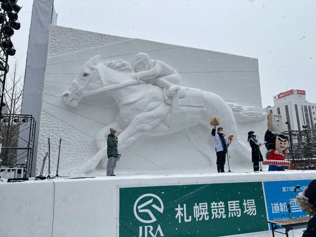 競馬の雪像のステージ