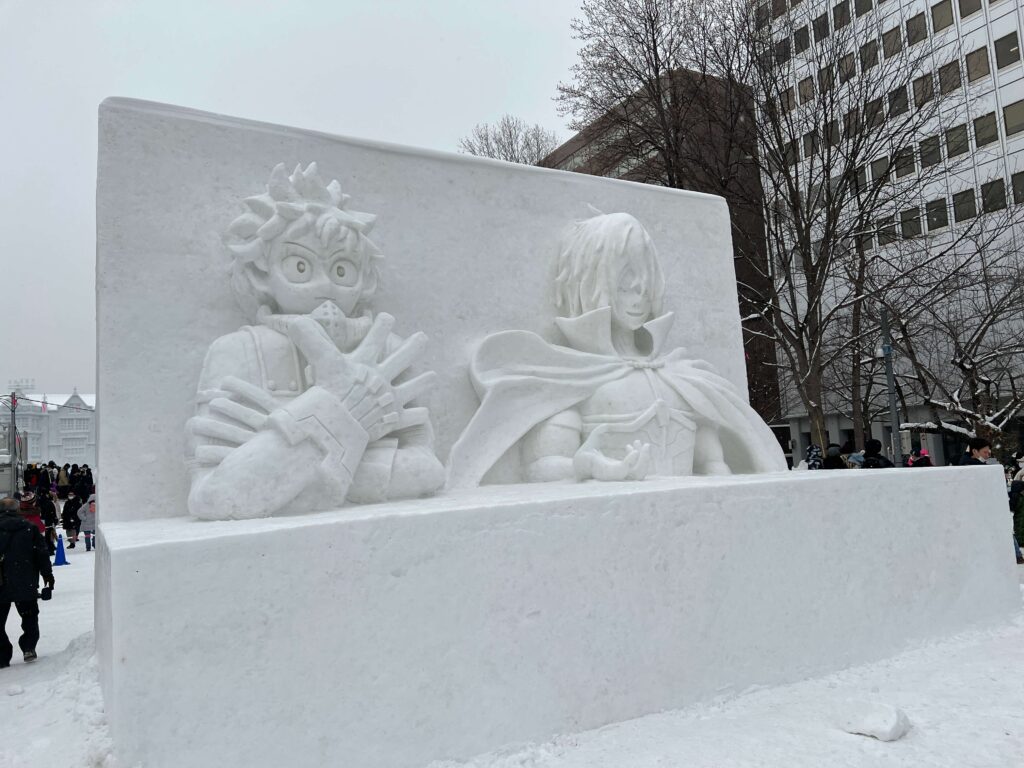 鬼滅の刃かワンピースの雪像
