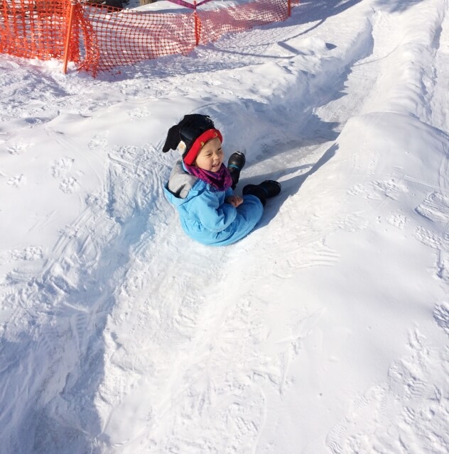 滑り台と男の子・雪